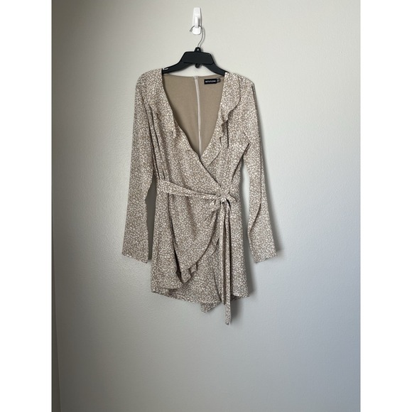 Pretty Little Thing Juniors Size 10 Long Sleep Ruffle Wrap‎ Shorts Romper Beige - Picture 1 of 14